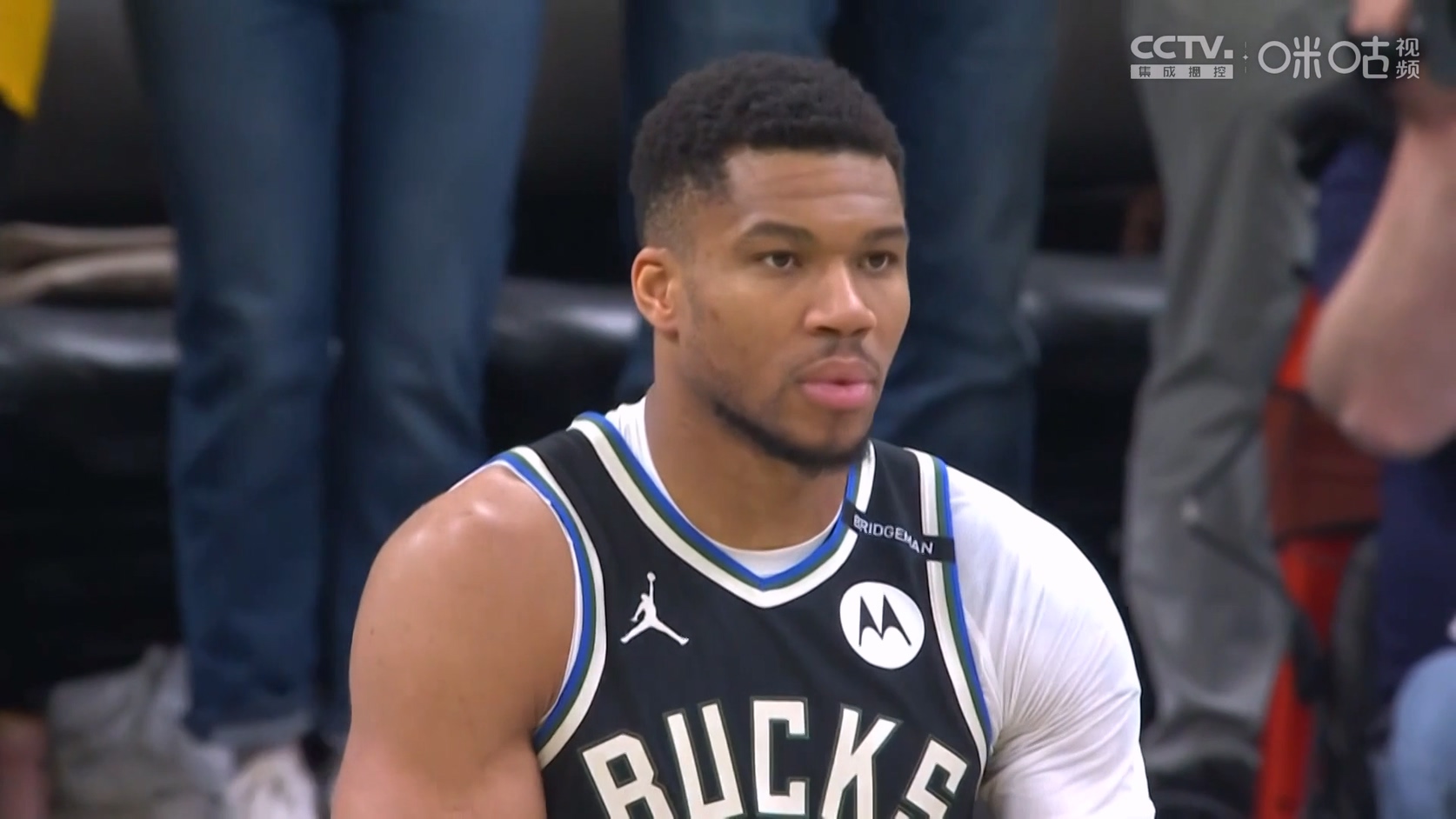 【90分钟足球网 www.90oo.com】2025-04-20 NBA R1G1 雄鹿vs步行者 1080 hdtv migu.ts_.jpg